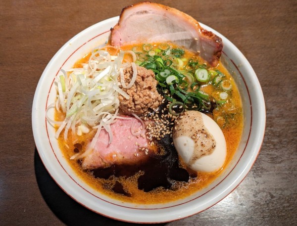 「【季節限定】辛味噌󠄀らぁめん、大盛、味玉、釜焼きチャーシュー2種」@麺や 虎徹の写真