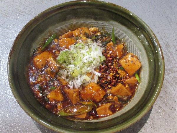 「麻婆豆腐ラーメン（汁なし）（1,100円）」@すするか、すすらんか。 心斎橋店の写真