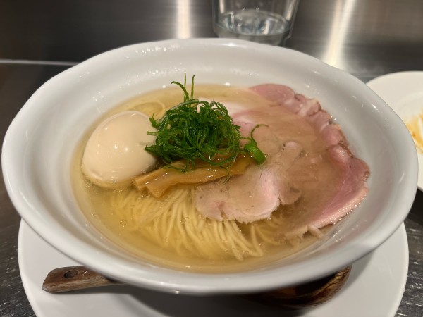 「塩そばと肉丼」@成城青果の写真
