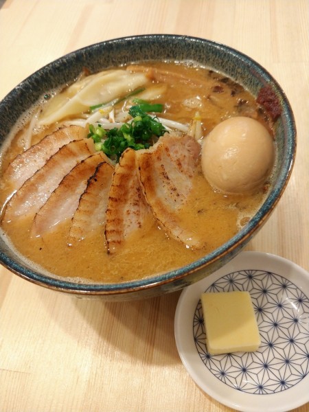 「特製らぁ麺・味噌・手打ち麺・大盛り・無塩バター増し」@らぁ麺 秀登の写真