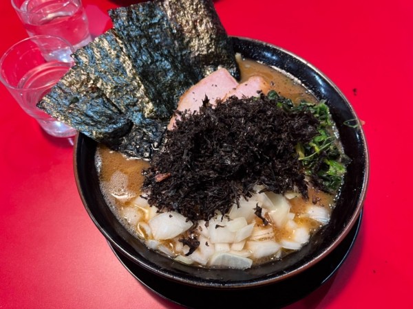 「ラーメン850円+中盛り150円+岩のり100円+玉ねぎ50」@家系ラーメン王道家直伝 青森野呂家の写真