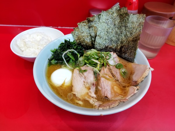 「朝ラー＋チャー3枚､ホウレン草､のり、くずれ玉子」@横浜ラーメン 武蔵家 大井町店の写真