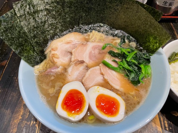 「チャーシュー麺、味玉、ライス、海苔、ビール」@らーめんありがた家の写真