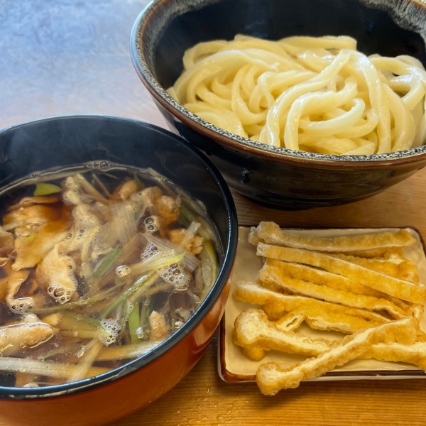 「肉ねぎ汁うどん 半もり 油揚 605円」@元祖田舎っぺうどん 熊谷下奈良店の写真