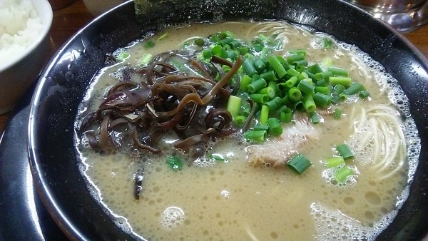 「ラーメン 850円＋半ライス 100円」@博多長浜らーめん ぼたんの写真