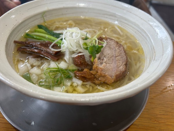 「塩あっさり鶏中華らーめん」@麺寿 とものやの写真