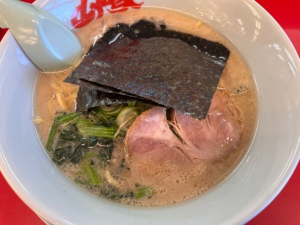 「醤油ラーメン690円」@ラーメン山岡家 盛岡インター店の写真