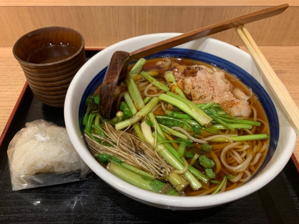 「せりそば620➕鮭結び130＝750円」@そば処 信州屋 新宿南口店の写真