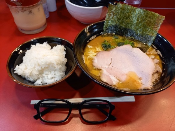 「らーめん(かため・多め)コマチャー。無料ライス×2」@らーめん 谷瀬家 新橋店の写真