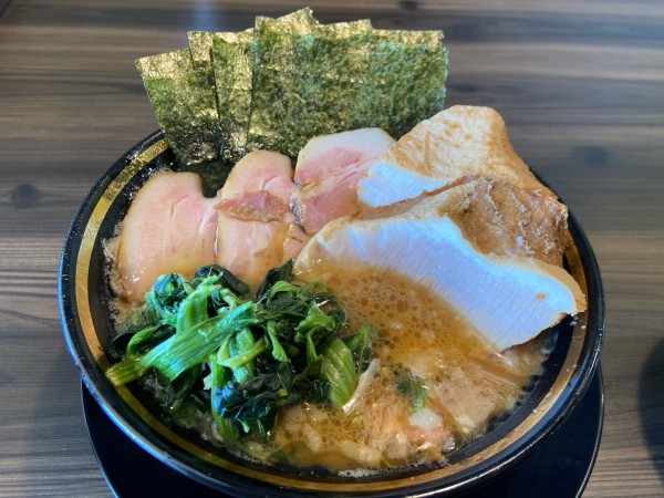 「チャーシューメン3枚　トントロ×2 背脂　カタコイオオ」@家系ラーメン がくの写真