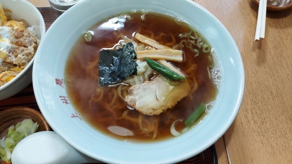 「半かつ丼とラーメンセット 1080円」@上州屋の写真