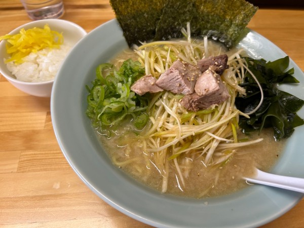 「ネギラーメン780円+ライス(無料)」@ニューラーメンショップ主水 尾張旭店の写真