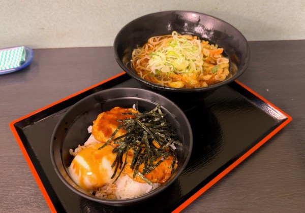 「つくね温玉丼セット(780円)+かき揚げ(クーポン)」@ゆで太郎 宮益坂店の写真