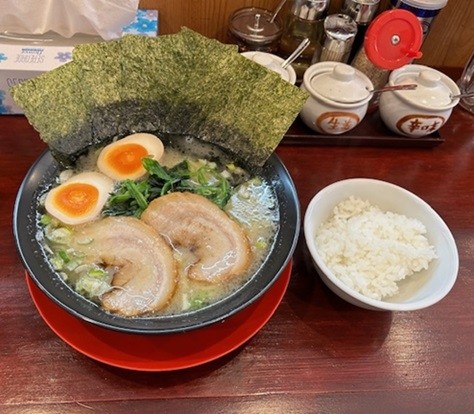 「塩豚骨スペシャル 1,000円+ライス 無料。」@横浜家系ラーメン 旭家の写真