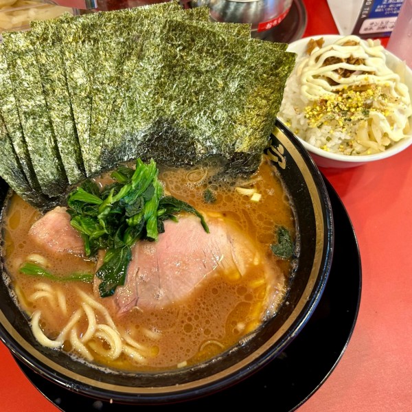 「ラーメン（やわらかめ）＋海苔＋ライス食べ放題」@大輝家直系家系ラーメン 大金家 亀有店の写真
