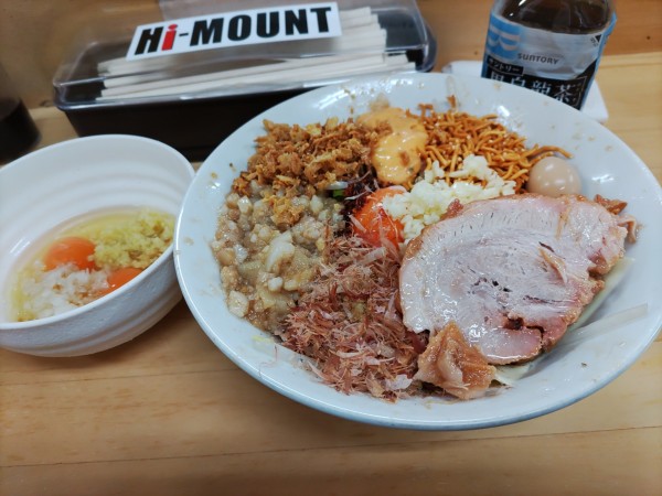 「まぜそば（並） 990円 麺半分 全増し コッコマン」@ハイマウントMの写真