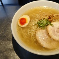 塩らーめん900円+大盛100円