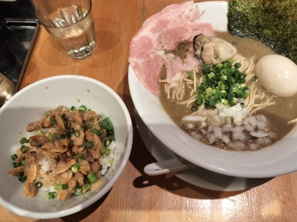 「味玉牡蠣煮干しラーメン アサリめし」@麺屋 まほろ芭の写真