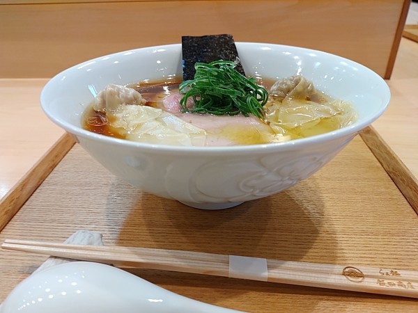 「わんたん入りしょうゆらぁ麺」@飯田商店 湯河原本店の写真