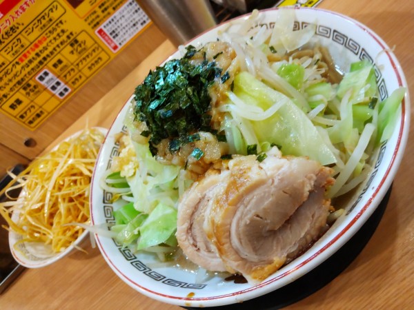 「小ラーメン＋ネギ(別皿)」@ラーメン豚山 恵比寿店の写真