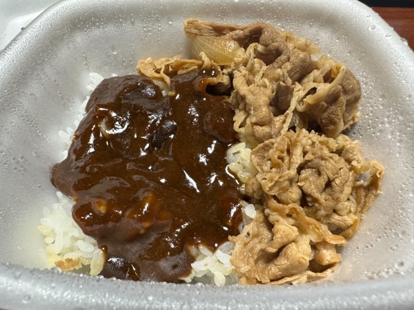 「肉だく牛黒カレー（並盛）686円」@吉野家 前橋小相木店の写真