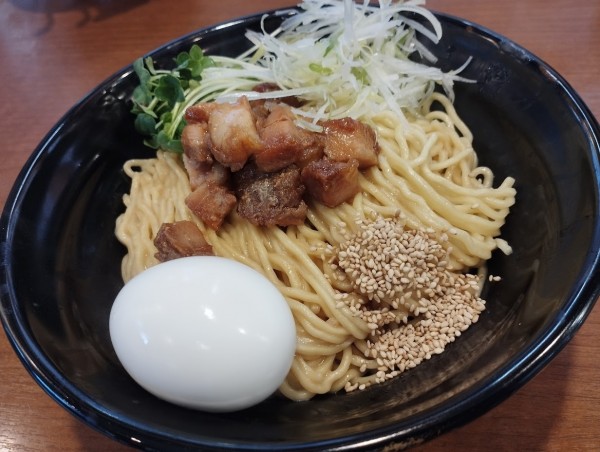 「油そば長後本店味(中盛同料金)(790)+味玉(週末100)」@ら~めん のとやま 長後本店の写真