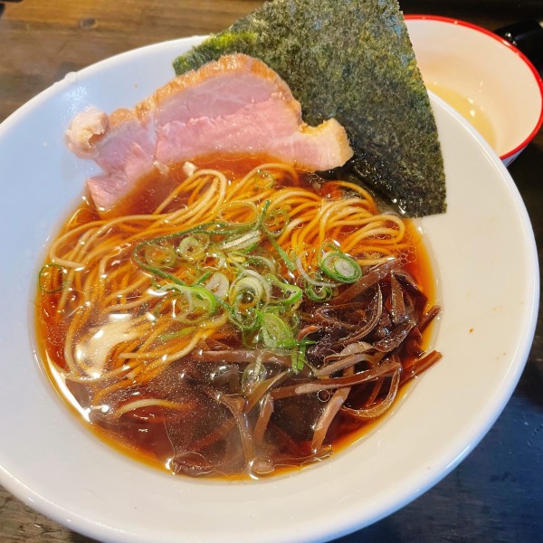 「朝ラーメン 醤油 600円 つけ玉 100円」@燵家製麺の写真