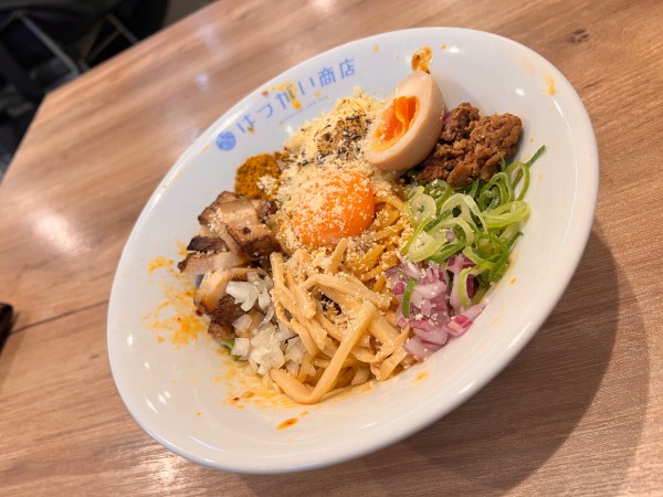 「【ステッカー限定】まぜそば(辛チーズ)」@はつがい商店の写真