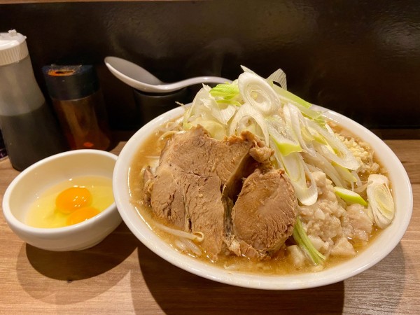 「国産豚大ラーメン(600g)＋生卵＋生卵＋長ネギ」@豚仙人 鶴見店の写真