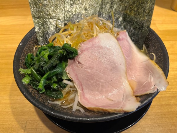「辛ネギラーメン＋燻製チャーシュー：1100＋120円」@麺家 燻の写真