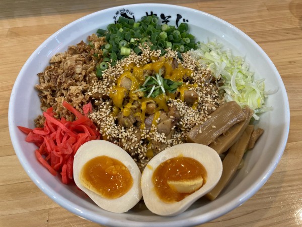 「炙り鶏まぜそば」@支那そば やそじの写真