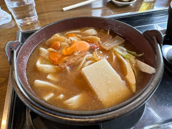 「みそ煮込みうどん（並盛・300g）1,300円）」@鍋うどん処さとりの写真