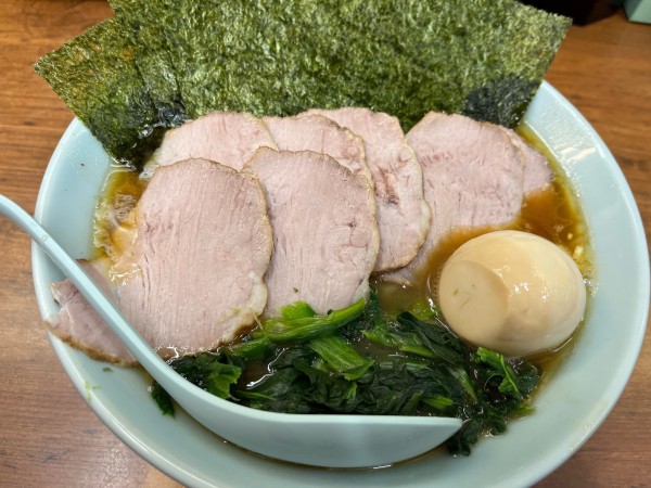 「フル装備+ほうれん草,チャーシュー」@横浜ラーメン 武蔵家 成増店の写真