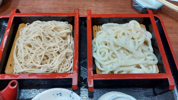 「二色もり（そば・うどん）1000円」@そば処 初味の写真
