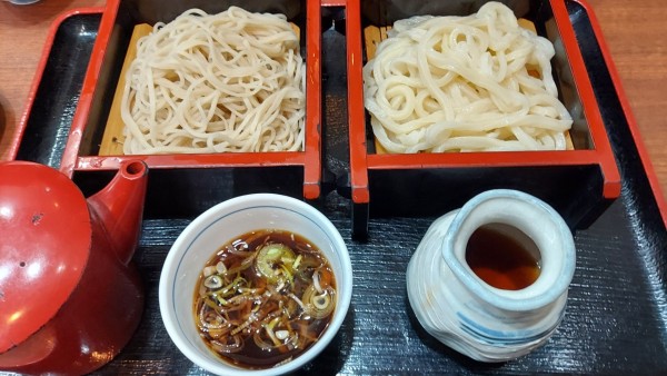 「二色もり（うどん・そば）1000円」@そば処 初味の写真