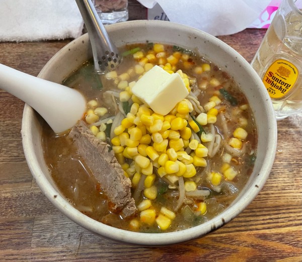 「味噌バターコーンラーメン+角ハイボール」@ひなたやの写真