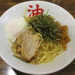 半熟玉子油そば（並）880円