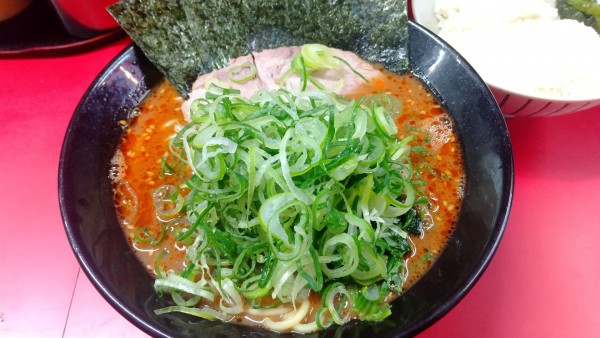 「辛味豚骨（並）サービスライス」@横浜家系ラーメン 武蔵家 千歳烏山店の写真