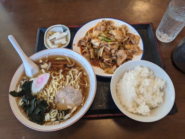 「ランチ（ラーメン＋肉ネギ炒め）850円」@やわらぎ亭の写真