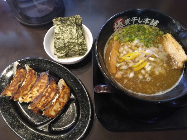 「ランチセット920円(煮干し豚骨ラーメン＆餃子)海苔」@極煮干し本舗 荒川沖店の写真