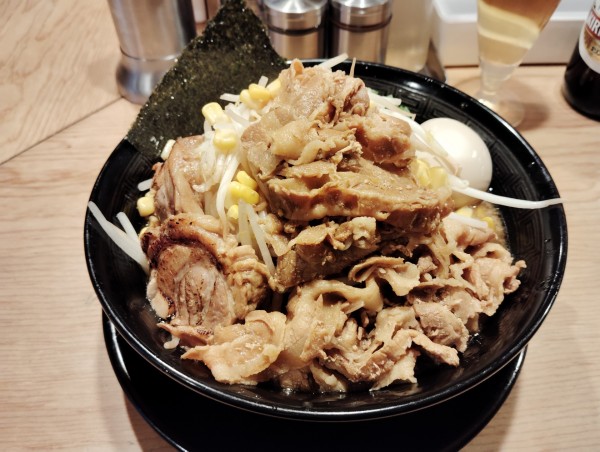 「白山盛味噌ラーメン　（クーポン）　瓶ビール　　450円」@肉盛り味噌らーめん 侍倶楽部 赤羽駅前店の写真