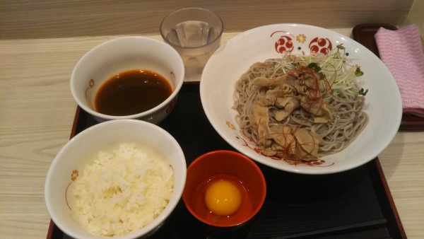 「（期間限定） 花椒香るピリ辛肉つけそば,たまご ごはんセット」@いろり庵きらくそば 水道橋店の写真