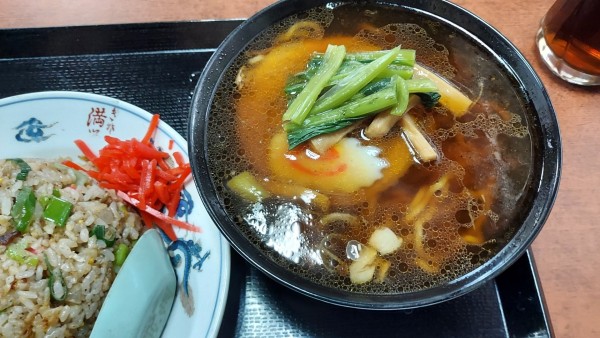 「半ラーメンとチャーハンセット 850円」@生蕎麦 満留賀の写真