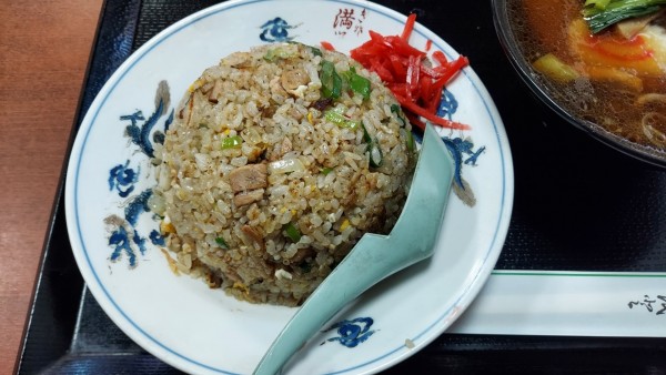 「チャーハンセット（半ラーメン）850円」@生蕎麦 満留賀の写真