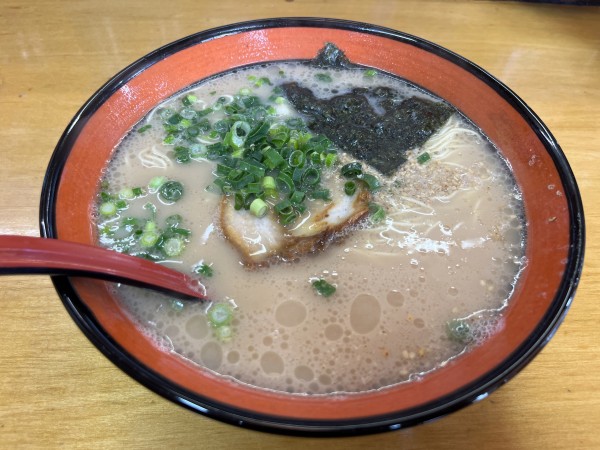 「とんこつら〜めん　バリカタ750円」@らーめん たつ 小手指店の写真