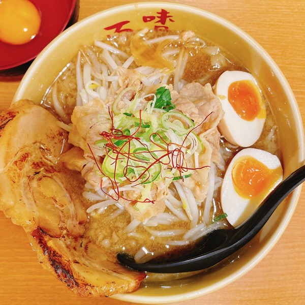 「特製赤みそラーメン＋生卵1個」@味噌ラーメン 百庵 西新宿店の写真