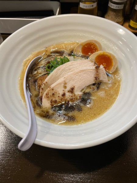 「味玉焦がしニンニク鶏白湯そば」@麺屋 ゆるり。の写真