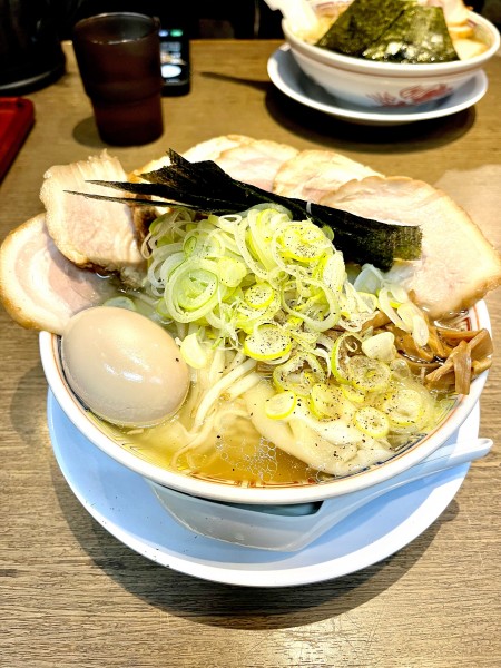 「【限定】いつものと違う塩中華そば【TP】肉、海苔増し、ワンタン、」@丸中華そばの写真