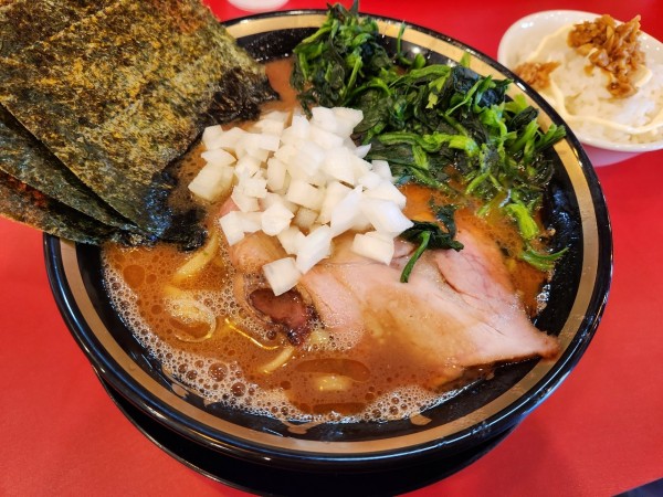 「ほうれん草ラーメン、ライス、タマネギ(サービス)」@大輝家直系家系ラーメン 大金家 亀有店の写真