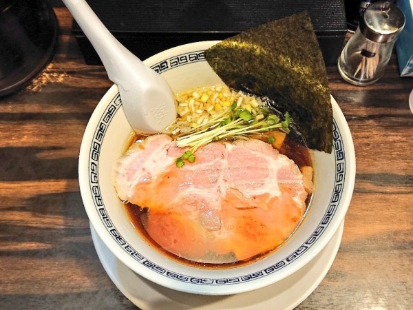 「醤油ラーメン(太麺)、など」@稲荷屋の写真